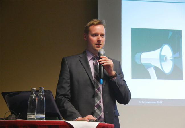 Pressebild: Thomas Blumenhoven erklärt bei den 26. Windenergietagen in Warnemünde, was die Windbranche gegen Negativschlagzeilen unternehmen kann.