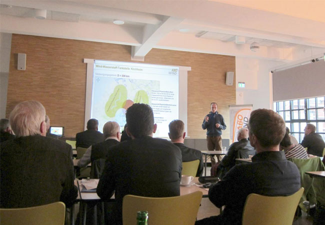 Pressebild: ABO Wind-Projektleiter Jörg Wirtz stellte CO2-freie Mobilitätsoptionen am Beispiel von Logistikzentren und Busdepots vor.