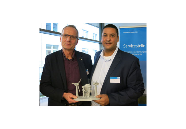 Pressebild: Herr Hans-Jürgen Weidt (Bürgermeister der Gemeinde Werther) mit Nigel Nyirenda (Energiequelle GmbH, Thüringen)