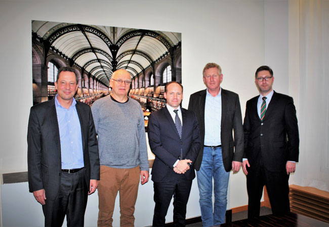 Bildunterschrift: Von links nach rechts: Martin Schulz (Buss Offshore Solutions), Hinrich Eden (SSC Wind EMEA), Caspar Spreter (WINDEA Offshore), Knut Gerdes (EMS Maritime Offshore), Christian Brozinski (Bernhard Schulte Offshore).