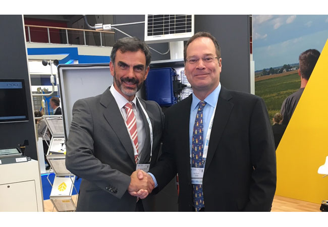 PHOTO-Gregory-Erdmann,-NRG-Systems%u2019-VP-of-Global-Sales,-and-Francisco-Torres,-Lasser-Eólica%u2019s-CEO