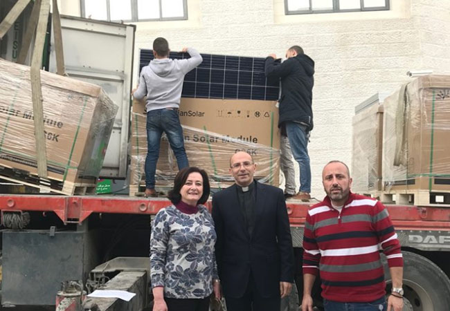 Pressebild: Solarmodule für Bethlehem.jpg (Mitte: Mitri Raheb, Präsident der Dar al-Kalima Universität)