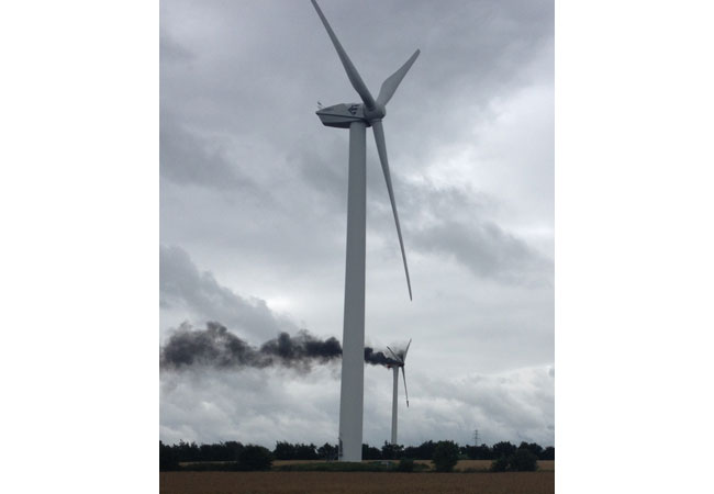Prerssebild: WEA brennt H. Arntzen / windcomm