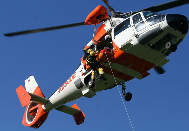 Pressebild: Um im Notfall schnellstmöglich zu den Offshore Windparks der Ostsee zu gelangen, wird für die Rettung ein eigner Hubschrauber dauerhaft an der neuen Basis stationiert.
