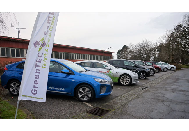 Pressebild: Foto v.l: Hyundai Ioniq, Tesla Model S, Renault ZOE, BMW i3, Nissan LEAF, VW e-Up und VW e-Golf