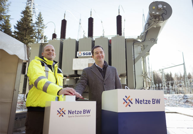 Pressebild: von links: Simon Schunter, WIRSOL-Projektleiter, Matthias Groß, Leiter Dienstleistungsmanagement und Telekommunikation bei der Netze BW