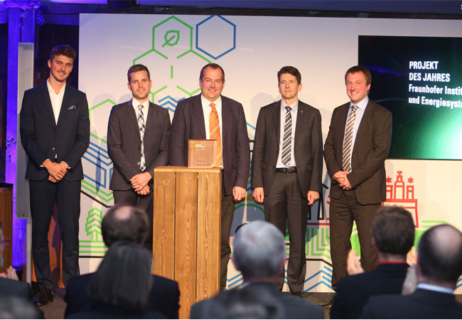 Das Stensea-Projektteam hat am 30. November 2017 in Hamburg den „German Renewables Award“ des Cluster Erneuerbare Energien Hamburg (EEHH) entgegengenommen. Von rechts: Mathias Puchta (Fraunhofer IWES), Dr. Julian Meyer (Hochtief), Jochen Bard, Daniel Hau, Christian Blum (alle Fraunhofer IWES) / © Foto EEHH | German Renewables Award