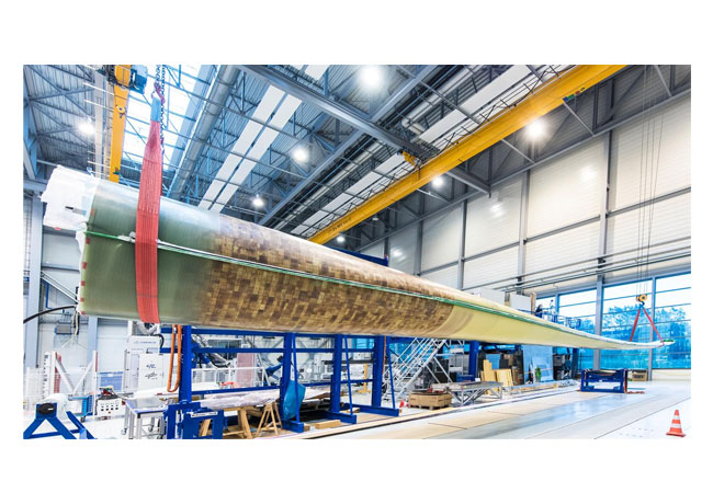 Pressebild: DLR-Energieforscher haben ein erstes innovatives Rotorblatt (Smartblade) gebaut, das sich durch eine Biege-Torsionskopplung an die Windverhältnisse anpassen kann.