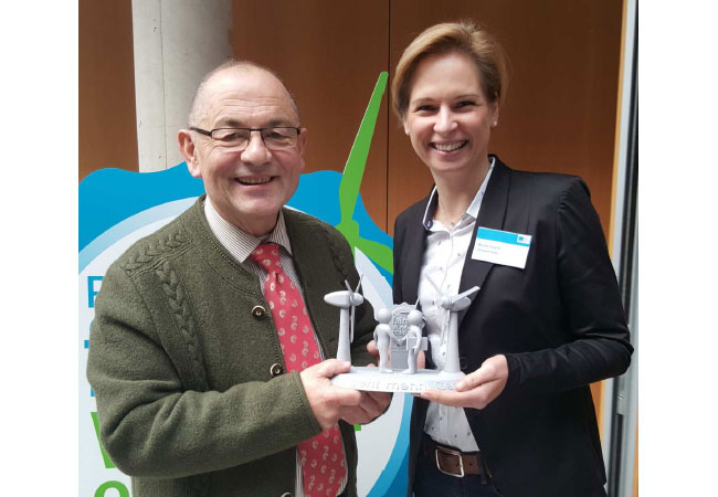 Pressebild: Herr Enke, Bürgermeister Stadt Heldrungen, und Frau Bojack, Geschäftsführerin Sabowind GmbH, nehmen den Preis entgegen.