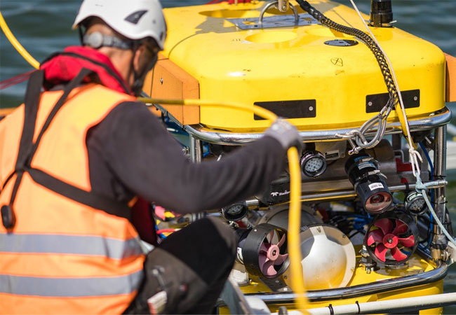Pressebild: Ein ferngesteuertes Unterwasserfahrzeug untersucht den Meeresboden Ein wichtiges Instrument bei der Untersuchung des Meeresbodens sind ferngesteuerte Unterwasserfahrzeuge. Diese Tauchroboter verfügen über einen Arm aus Titan, mit dem Steine und andere Objekte verschoben werden können, um die geplante Pipelinetrasse zu räumen.