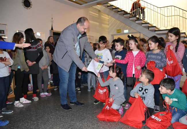 Pressebild: Prämierung der Sieger durch Sven F. Andres von der Hochschule Hannover / HsH/Sambleben