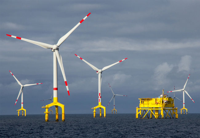 Pressebild: Hitze, Kälte, Regen, Eis, Sturm: Offshore-Windenergieanlagen werden vielschichtig belastet. Im Forschungsprojekt HiPE-WiND soll die Leistungselektronik in solchen Anlagen robuster gestaltet werden.