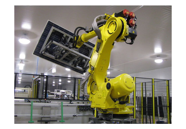 Pressebild: Fertigungsroboter in ALTERSA Solarfabrik