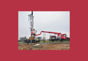 Pressebild: Aufbau der Klein-Windenergieanlage