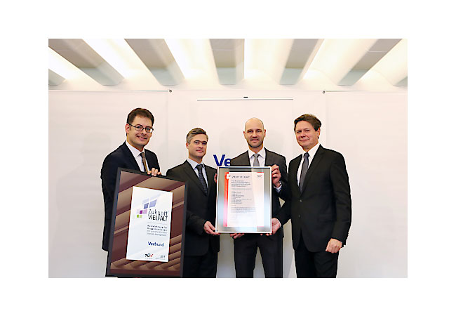 Pressebild: Bei VERBUND ist Diversity Management gelebte Praxis – dafür ist das Unternehmen ab sofort durch den TÜV AUSTRIA zertifiziert: (v.l.n.r.) Peter Rieder (Arbeitswelten Consulting), Georg Westphal (VERBUND), David Kuss (Vertriebsleiter TÜV AUSTRIA Business Area Life, Training & Certification), Wolfgang Anzengruber (VERBUND CEO)