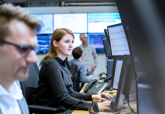 Pressebild: BU: Rund vier Gigawatt aus dem Virtuellen Kraftwerk Next Pool vermarkten die Stromhändler von Next Kraftwerke europaweit über den hauseigenen Trading Floor.