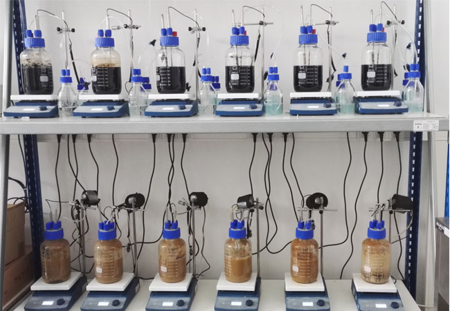 Pressebild: Batchversuchsstand zur Sondierung geeigneter Parameter für die biologische Röntgenkontrastmittelentfernung, © DBI-Gruppe