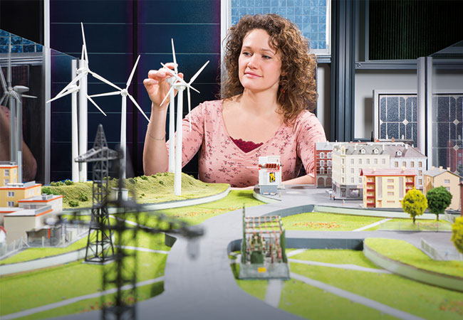 Pressebild: Jun.-Prof. Dr.-Ing. Ines Hauer erklärt das Zusammenspiel von Erneuerbaren Energien und dem elektrischen Netz anhand eines Modells. (Foto: Stefan Berger)
