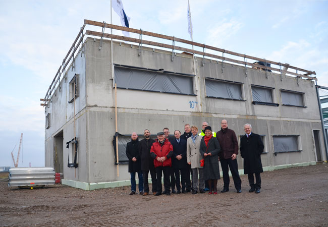 Pressebild: Vlnr.: Florian Wigger (GE), Jens Grosse (Merkur Offshore), Jans Blok, Cas König (Groningen Seaports), Caspar Spreter (Windea Offshore), Knut Gerdes (EMO BV), Dr. Bernhard Brons (EMO BV), Ward Gommeren (GE), Marijke van Beek (Bürgerm. Gemeinde Eemsmond), Rolf Bouwman (AG "Ems" Borkumlijn), Bernhard Bramlage