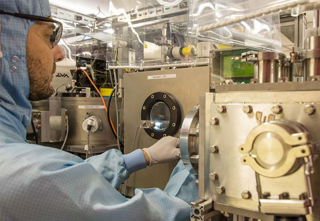 Pressebild: ZSW-Forscher bei der Entwicklung von CIGS-Dünnschichtsolarzellen. (Foto: ZSW)