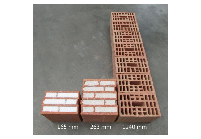 Pressebild: Um dieselben Dämmwerte wie ein 165 mm dicke Mauer aus Aerobricks zu erreichen, muss eine Mauer aus Perlit-Ziegelsteinen 263 mm dick sein – und eine Mauer aus nicht-isolierenden Ziegelsteinen gar über einen Meter!