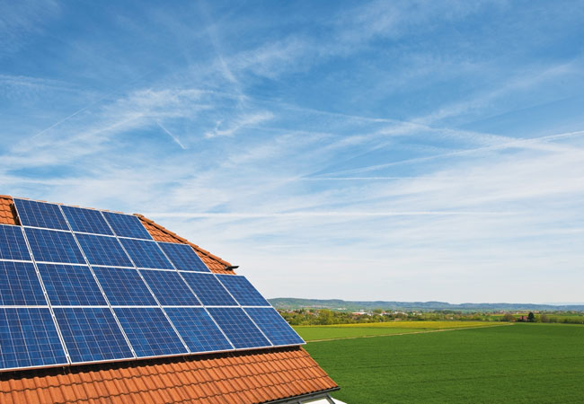 Neben der Planung und der Montage von Anlagen sowie der Bereitstellung eines breiten Portfolios an Solarmodulen, Wechselrichtern und Speicherlösungen unterstützt BayWa r.e. seine Stadtwerke-Partner auch entlang des gesamten Kundenbearbeitungsprozesses