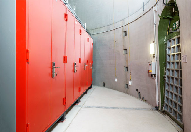 Pressebild: Im Fuß des 13 Meter breiten und150 Meter hohen Stahlbetonturmes einer Windkraftanlage sind vier feuerbeständige IT-Sicherheitsschränke aufgestellt Die Daten sind in den IT-Safe-Schränken vor fremdem Zugriff und vor EMV-Störungen (elektromagnetische Verträglichkeit) geschützt / © 2018 WestfalenWIND GmbH