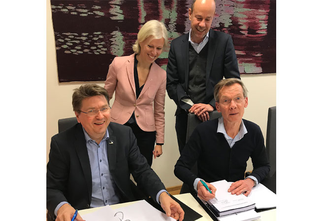 Pressebild: Signing of the new contract. Kristian Sætre (Ulstein Verft) and Rob Boer (Acta Marine) in front. Gunvor Ulstein (Ulstein) and Govert Jan var Oord (Acta Marine) in back.