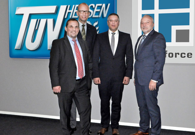 Bildunterschrift: Gemeinsames Engagement für mehr Datensicherheit (von links nach rechts): Frank German Franke (Geschäftsführer Infraforce), Henning Stricker (Geschäftsführer TÜV Hessen), Christian Weber (Geschäftsführer Infraforce) und Erwin Blumenauer (Geschäftsführer TÜV Hessen).
