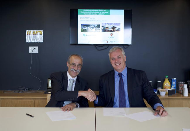 Pressebild: Unterzeichnung der Vereinbarung von Dr. Eckart Bierdümpel, Fraunhofer (links), und UNSW-Dekan Professor Mark Hoffman (rechts) in Sydney / © 2018 Fraunhofer Institut für Chemische Technologie ICT