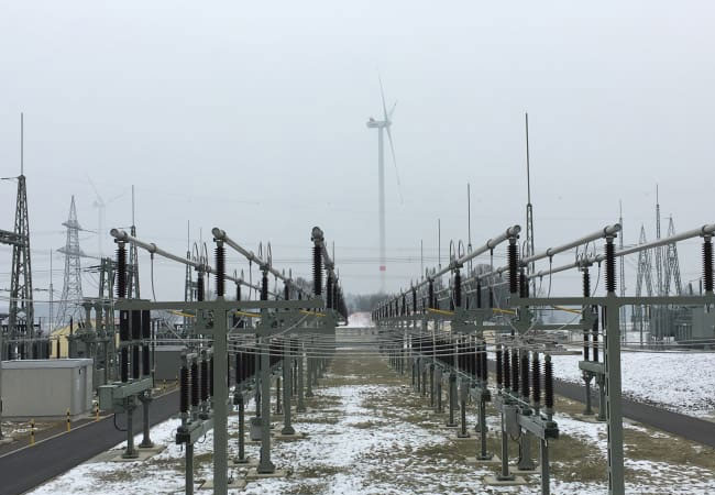 Pressebild: Im Auftrag des Kunden Naturstrom wurde der Windpark Wattendorf an das Umspannwerk angebunden