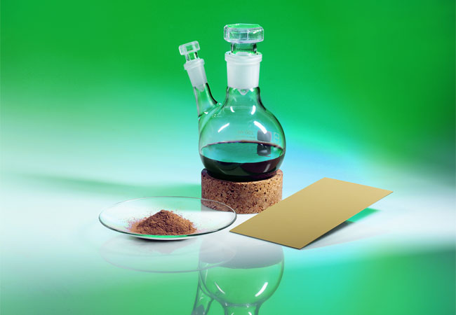 Pressebild: © Foto Fraunhofer IFAM Lignin ist eine echte Alternative zu fossilen Rohstoffen bei der Herstellung von Grundierungen oder Klebstoffen.