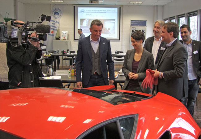 Pressebild „Lehrprojekt E-Mobilität“ (frei zum Abdruck in Zusammenhang mit unserer Pressemitteilung): Dr. Claudia Bogedan, Senatorin für Kinder und Bildung, informierte sich bei Hans Jörg Kossmann, Obermeister der Kfz-Innung Bremen, und Stefan Sündermann, Projektleiter Technische Qualifizierung & Beratung beim Fraunhofer IFAM (von links nach rechts) über das bundesweit einmalige Lehrprojekt.