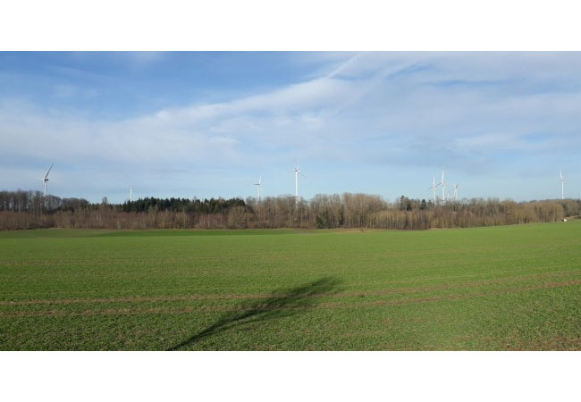 Pressebild: Strom für über 27.000 Haushalte produzieren die zwölf neuen Windräder im Brüchlinger Wald.