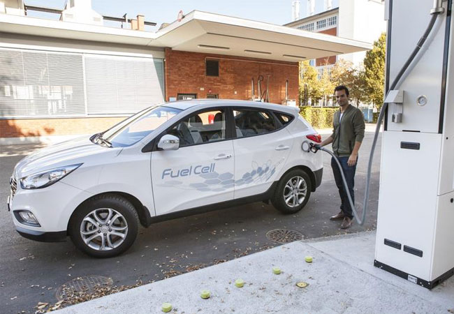 Pressebild: An der «Tankstelle der Zukunft» können Besucherinnen und Besucher des Auto-Salons in Genf die Betankung eines Hyundai ix35 Fuell Cell mit Wasserstoff ausprobieren. / Empa