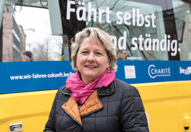Pressebild: Bundesumweltministerin Schulze fördert Tests mit selbstfahrenden E-Shuttles in Berlin / BMU/Sascha Hilgers
