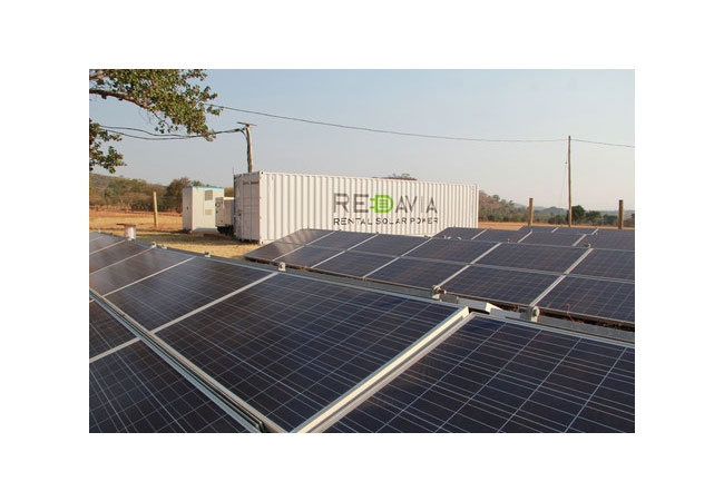 Pressebild: Redavia Mini-grid mit 87.3kWp Solar und 60kW/137kWh Lithium-Ionen-Batterien im Dorf Shitunguru, Tansania - Bildrechte: Redavia GmbH