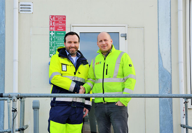 Pressebild: Jan Hattermann, Senior Manager Port & Logistics Services at EMS Maritime Offshore, Stephan Kremers, Commissioning Project Manager of MHI Vestas Offshore