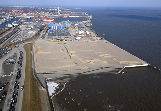 Pressebild: Eine aktuelle Ansicht des in Kürze in Betrieb gehenden Liegeplatz 4 in Cuxhaven. Bildquelle: Cuxport GmbH