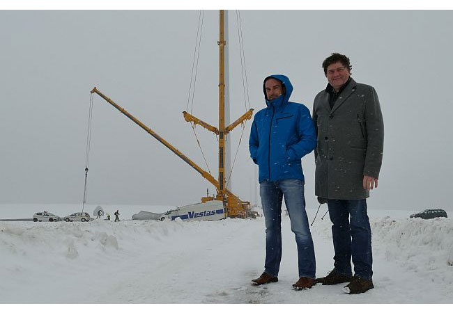 Pressebild: Technikchef Markus Winter besichtigt mit Vorstand Martin Steininger den Abbau der alten V47 Anlagen, der derzeit in vollem Gang ist.