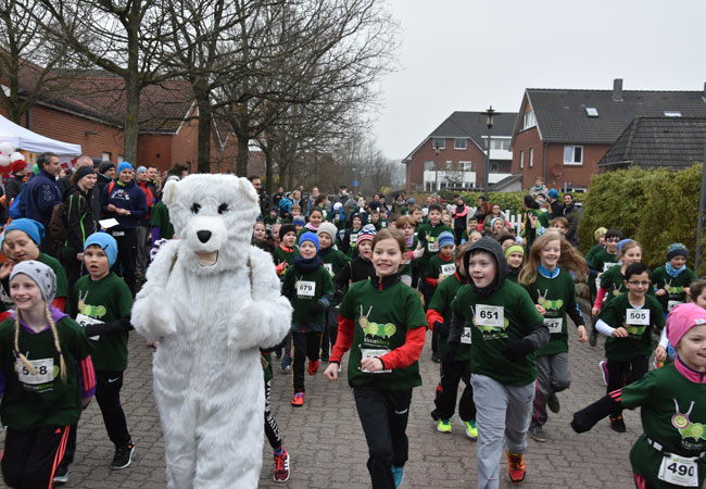 Bildunterschrift: Die Schüler des „Klasse–Klima-Laufs“ liefen hochmotiviert mit dem Klimapakt-Maskottchen „Eisi Eisberg“.