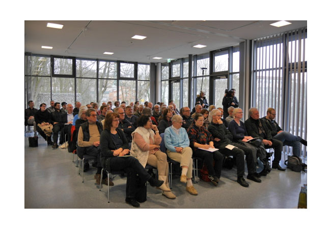 Pressebild: Aufmerksam folgten die Besucherinnen und und Besucher den Ausführungen von Mike Piske. Anschließend wurde intensiv über die vorgezogene Rückholung diskutiert.