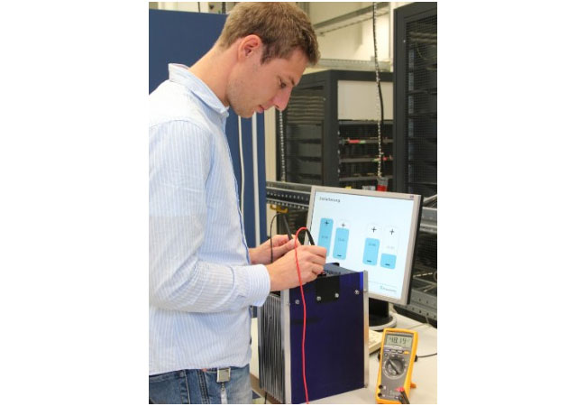 Pressebild: © Fraunhofer ISE Das Fraunhofer ISE in Freiburg führt in seinen Testlabors Prüfungen an Batteriezellen, Modulen und kompletten Energiespeichersystemen durch.
