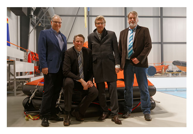 Pressebild: von links nach rechts: Berthold Brodersen (FDP), Marten Jensen, Dr. Bernd Buchholz, Andreas Rauschelbach (OffTEC)