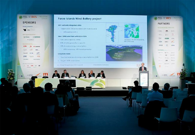 Pressebild: Energy Storage Europe is the trade fair for the global energy storage industry and flexible sector coupling with the world’s largest conference programme on energy solutions and their applications. The trade fair grew by around 35 per cent to more than 4,200 visitors from over 55 countries in 2017. More than 160 exhibitors were represented. The conferences include the 7th Energy Storage Europe Conference (ESE) of Messe Düsseldorf and the 12th International Renewable Energy Storage Conference (IRES) of EUROSOLAR e.V. The thematic focal points are economy and finances (ESE) as well as science and social policy (IRES). Da wir keine Sonderschauen, Start Up Areas oder sonstiges haben, brauchen wir hier nur zwischen Messe und Konferenz differenzieren.