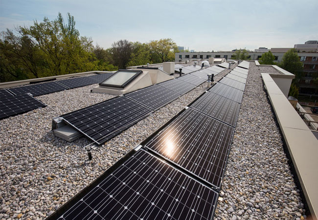 Bei Mieterstromprojekten erhalten die Hausbewohner einen Mix aus hausgemachten Sonnenstrom und Ökostrom aus dem Netz. Foto: NATURSTROM AG