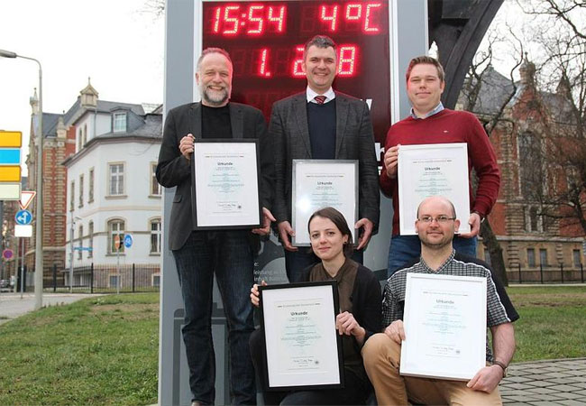 Pressebild: Die Patentinhaber v. li. stehend: Prof. Dr. Lutz Zacharias, Prof. Dr. Mirko Bodach, Kevin Steiner, vorn: Lisa Franke, Ringo Lehmann / Westsächsische Hochschule Zwickau