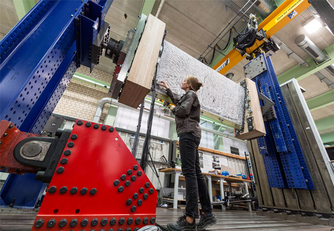 Pressebild: © Pascal Hancz Die Last wird über einen gelenkig gelagerten vertikalen Träger eingeleitet, der mit einer hydraulischen Aktorik verbunden ist.