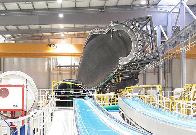 Pressebild: In der hochmodernen Werkshalle von RiaBlades werden Rotorblätter bis zu einer Gesamtlänge von 74 Meter produziert.