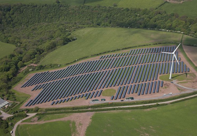 Pressebild: Beispiel für die kombinierte Nutzung von Wind und Solar: der 5 MW-Solarpark Cynogg in Wales